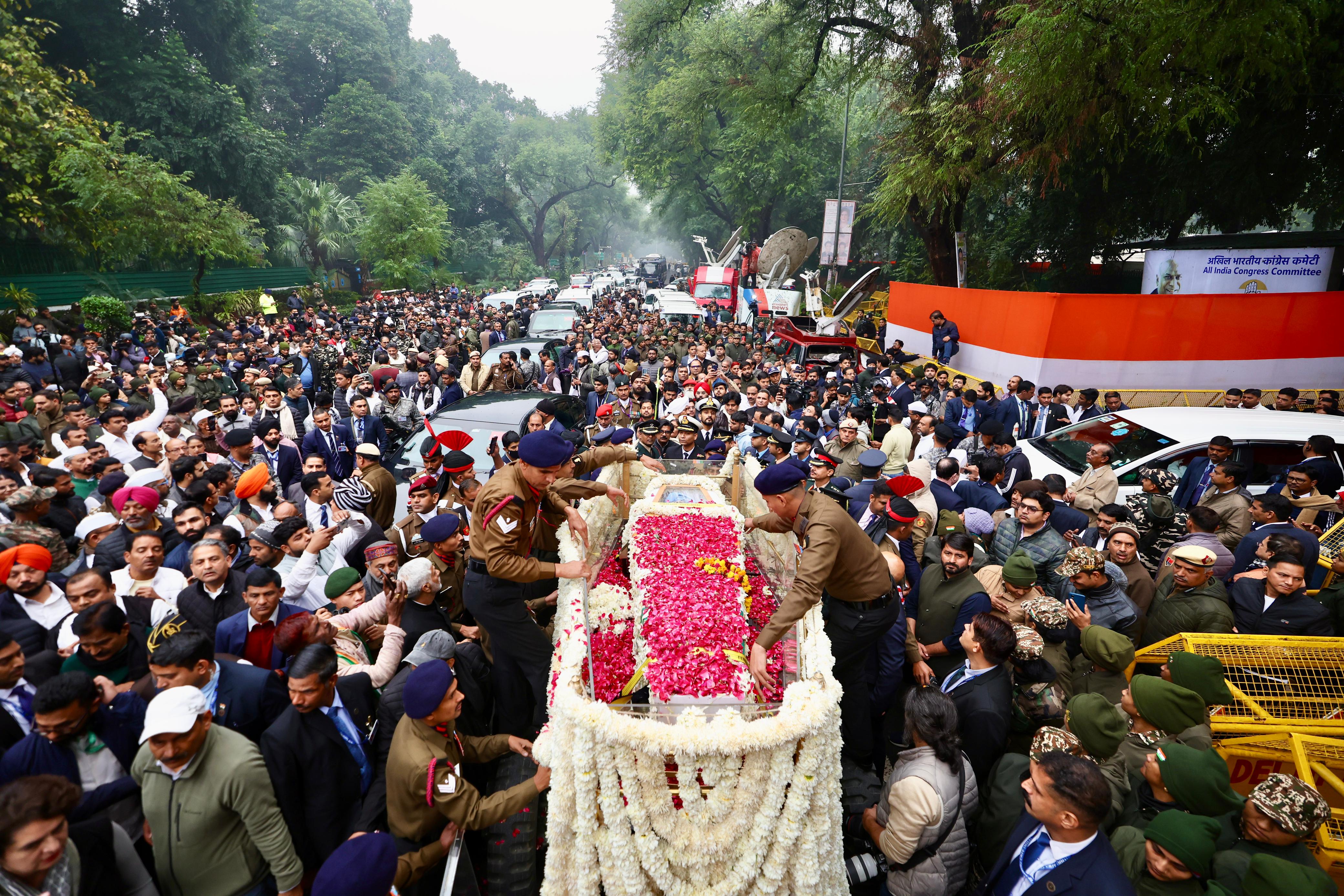 Public seeing the body of Manmohan Singh.